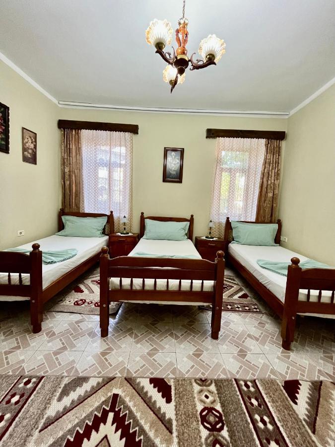 Guest House Adi Doga Berat Exterior photo