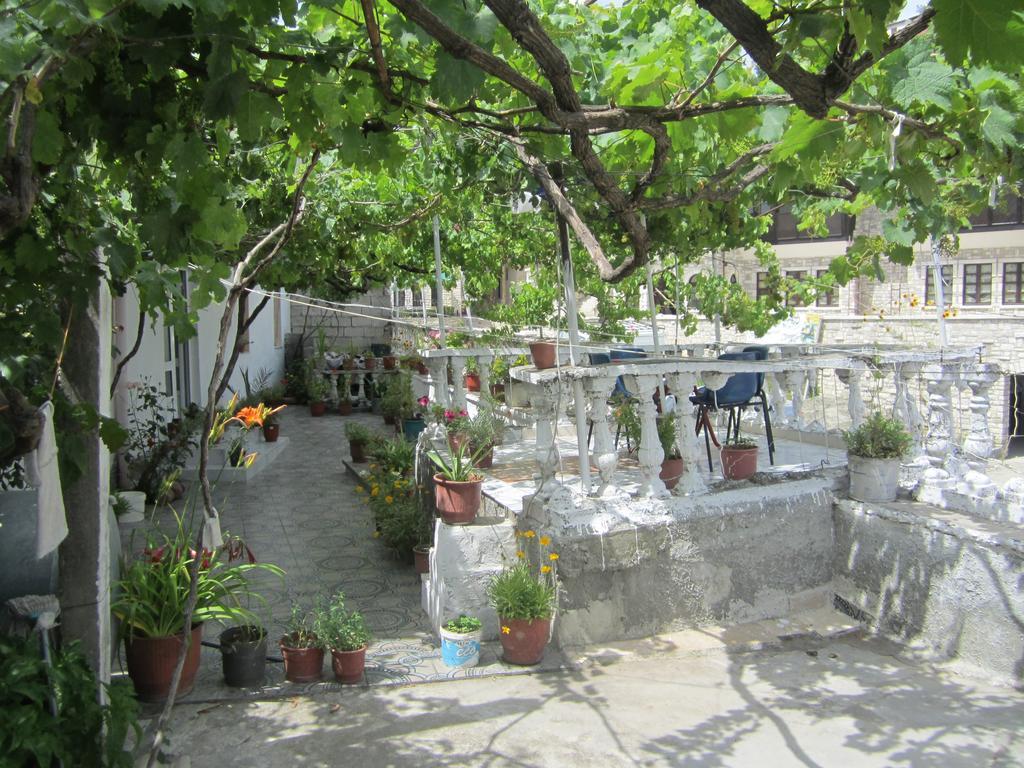 Guest House Adi Doga Berat Exterior photo