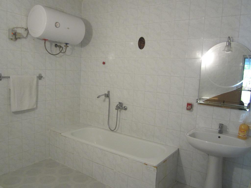 Guest House Adi Doga Berat Exterior photo